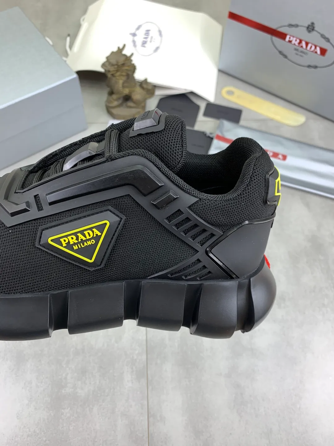 Men's shoes 💰P580💰 [New style] High version official website popular models are on the market, 🆘 Trendy brand (Prada) mainly promotes popular models, avant-garde and versatile fashion men's shoes private version mold opening, cowhide surface splicing 1:1.. Fashionable and simple, original imported cowhide lining cowhide feet; the atmosphere and personality are more fashionable, eye-catching and pursuing class. It will subvert the old idea and be a must-have for fashion trendsetters with you! Must keep it for yourself! Tall and comfortable, large and low, high-end quality workmanship. Size: 38-45; 4️⃣ colors available.